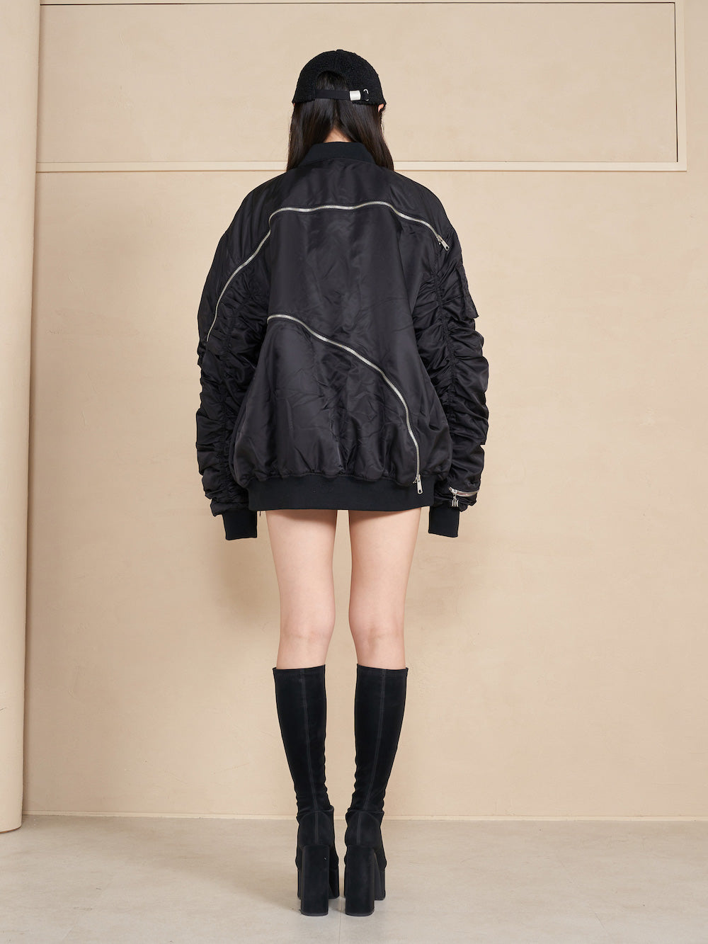 モデル:164cm(着用サイズ:FREE 着用カラー:BLK)