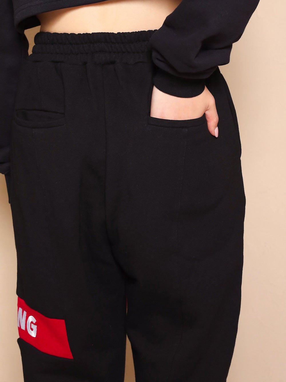モデル:164cm(着用サイズ:FREE 着用カラー:BLK)
