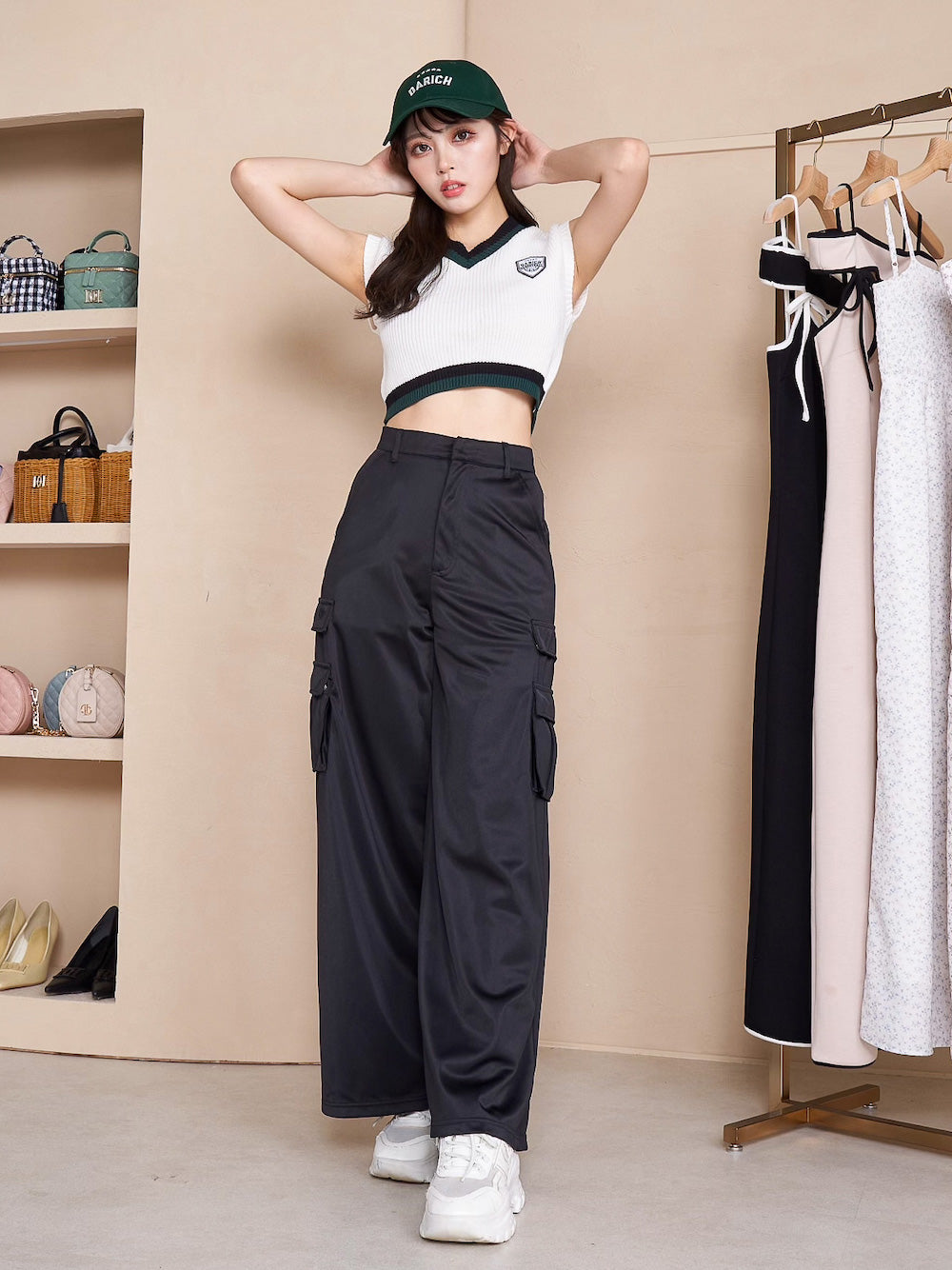 モデル:164cm(着用サイズ:FREE 着用カラー:BLK)