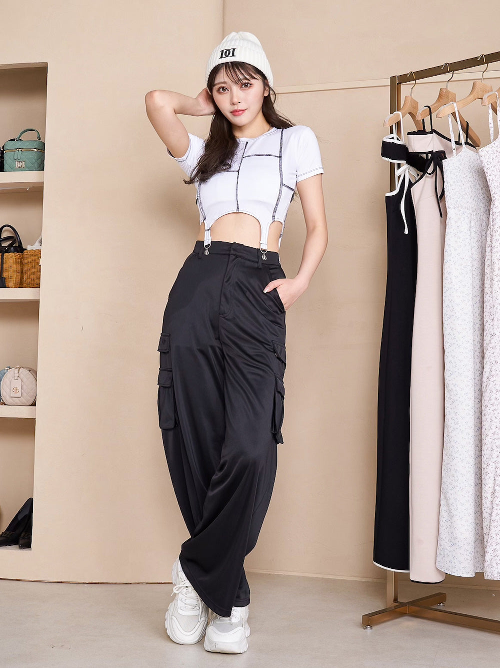 モデル:164cm(着用サイズ:FREE 着用カラー:BLK)
