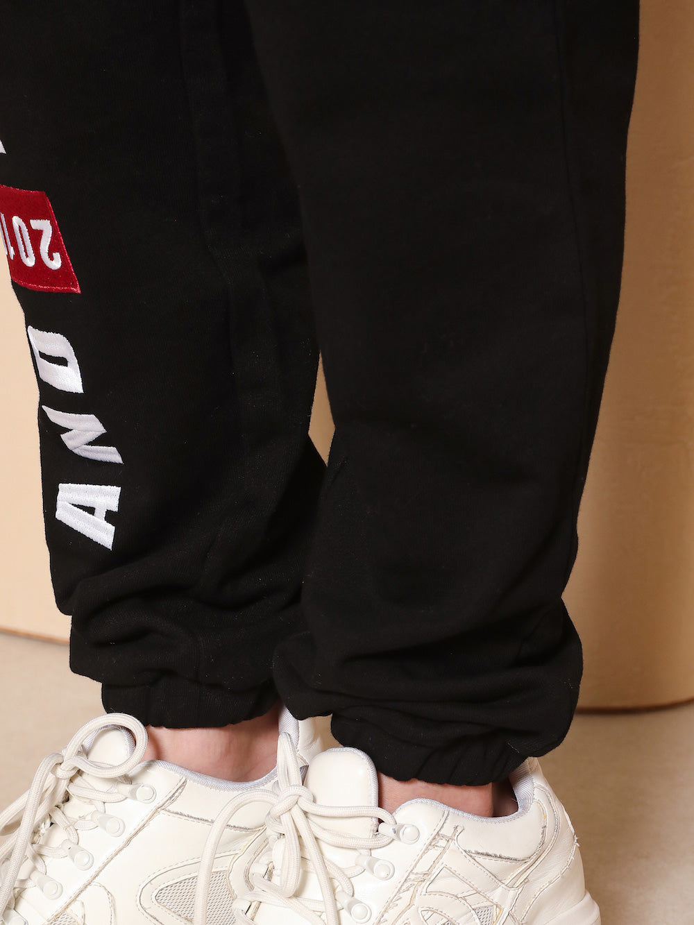 モデル:164cm(着用サイズ:FREE 着用カラー:BLK)