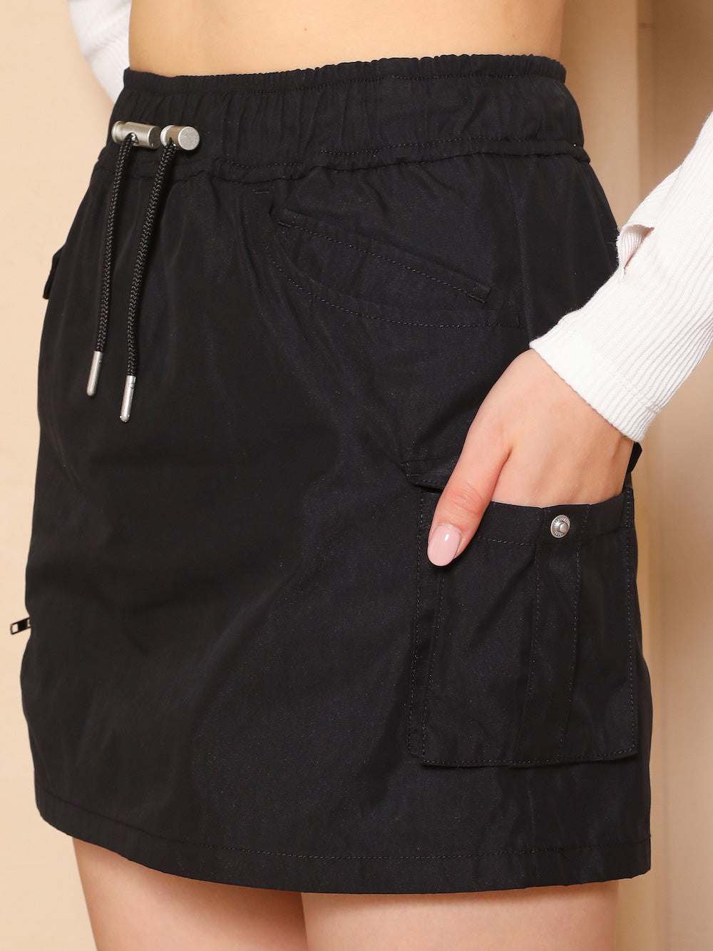 モデル:164cm(着用サイズ:FREE 着用カラー:BLK)