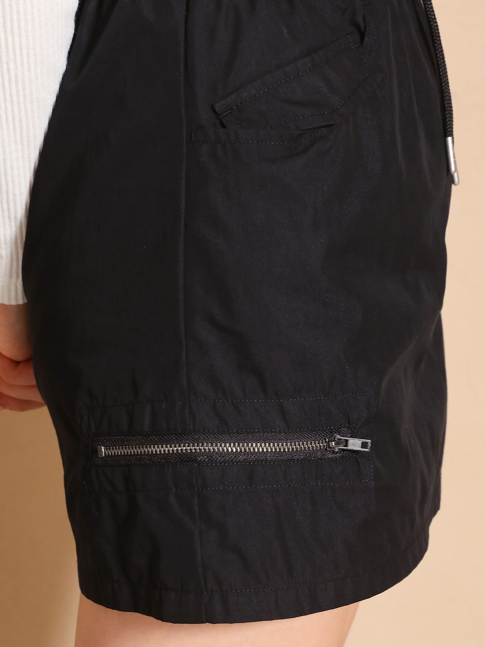 モデル:164cm(着用サイズ:FREE 着用カラー:BLK)