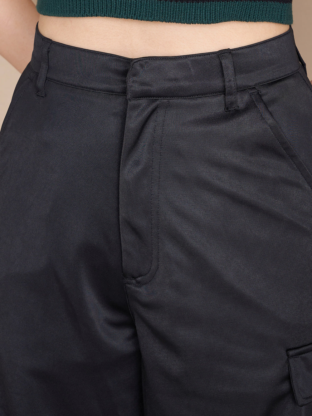 モデル:164cm(着用サイズ:FREE 着用カラー:BLK)