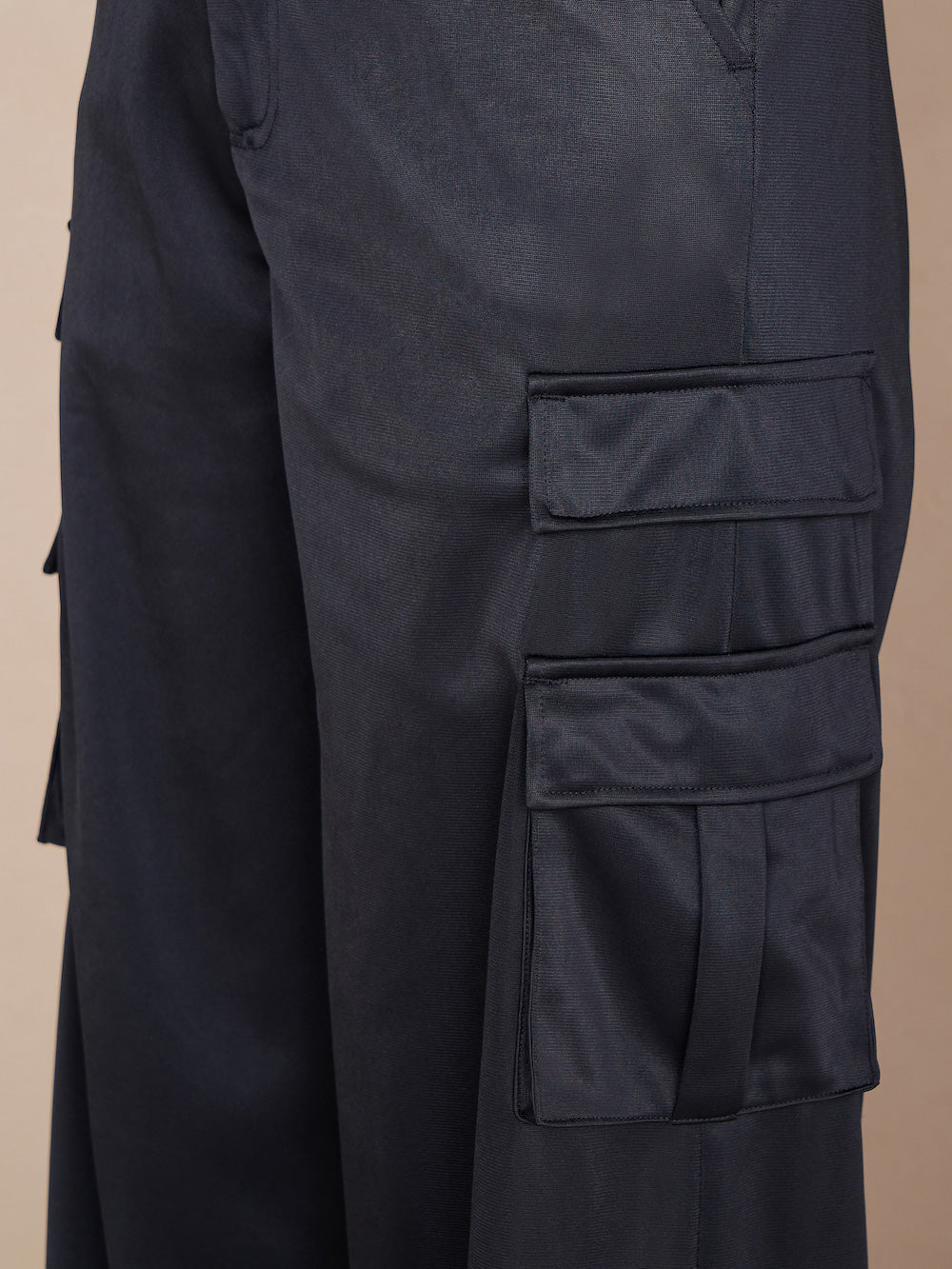 モデル:164cm(着用サイズ:FREE 着用カラー:BLK)