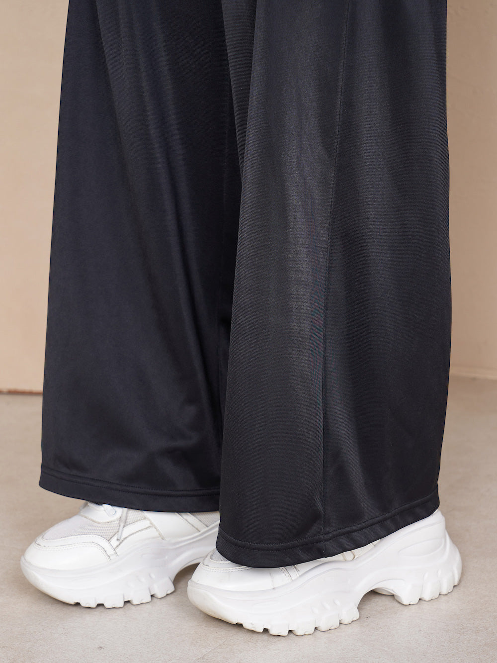 モデル:164cm(着用サイズ:FREE 着用カラー:BLK)