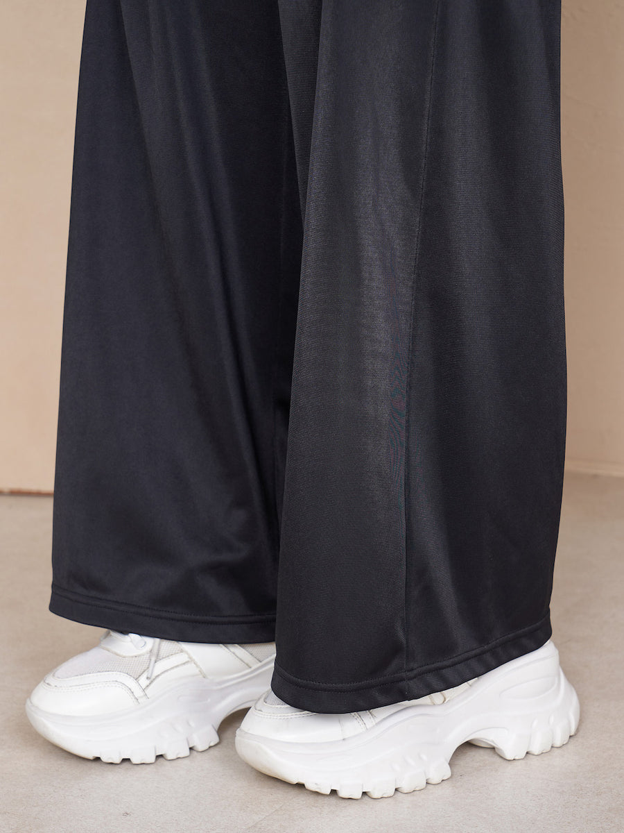 モデル:164cm(着用サイズ:FREE 着用カラー:BLK)