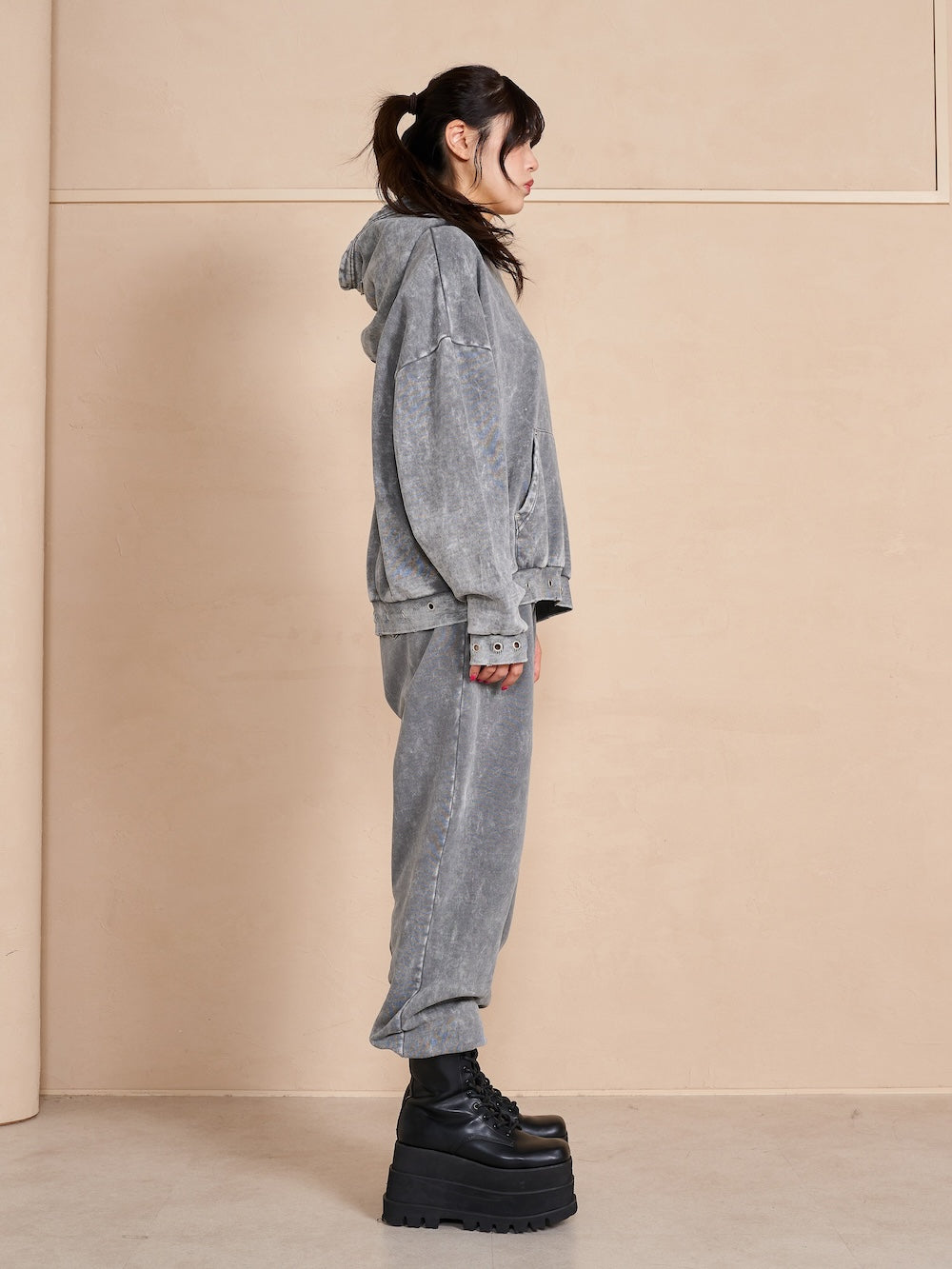 モデル:164cm(着用サイズ:FREE 着用カラー:C-GRY)