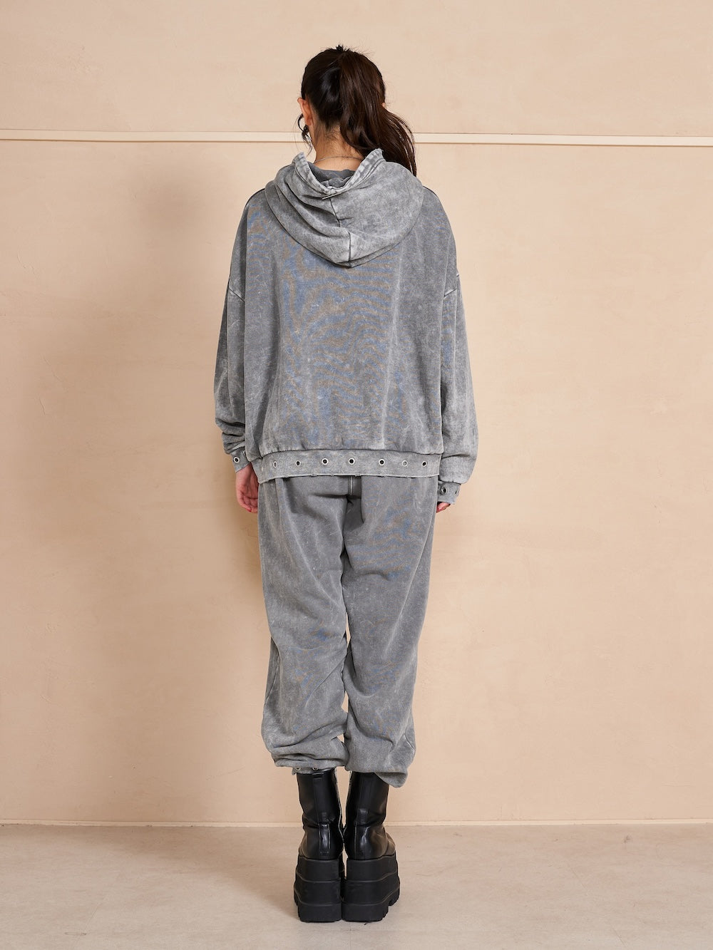モデル:164cm(着用サイズ:FREE 着用カラー:C-GRY)