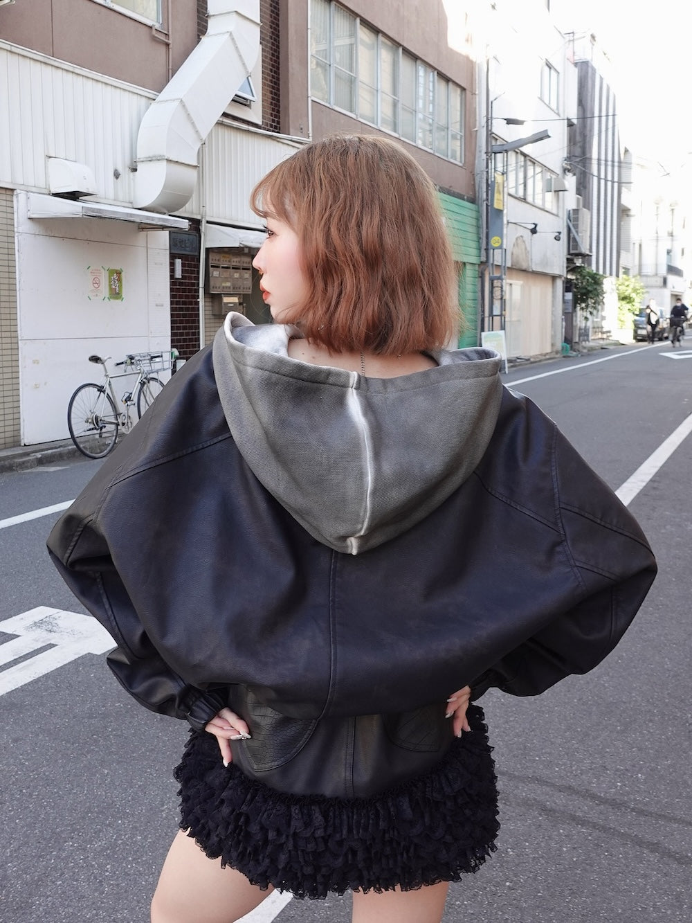 モデル:155cm(着用サイズ:FREE 着用カラー:BLK)