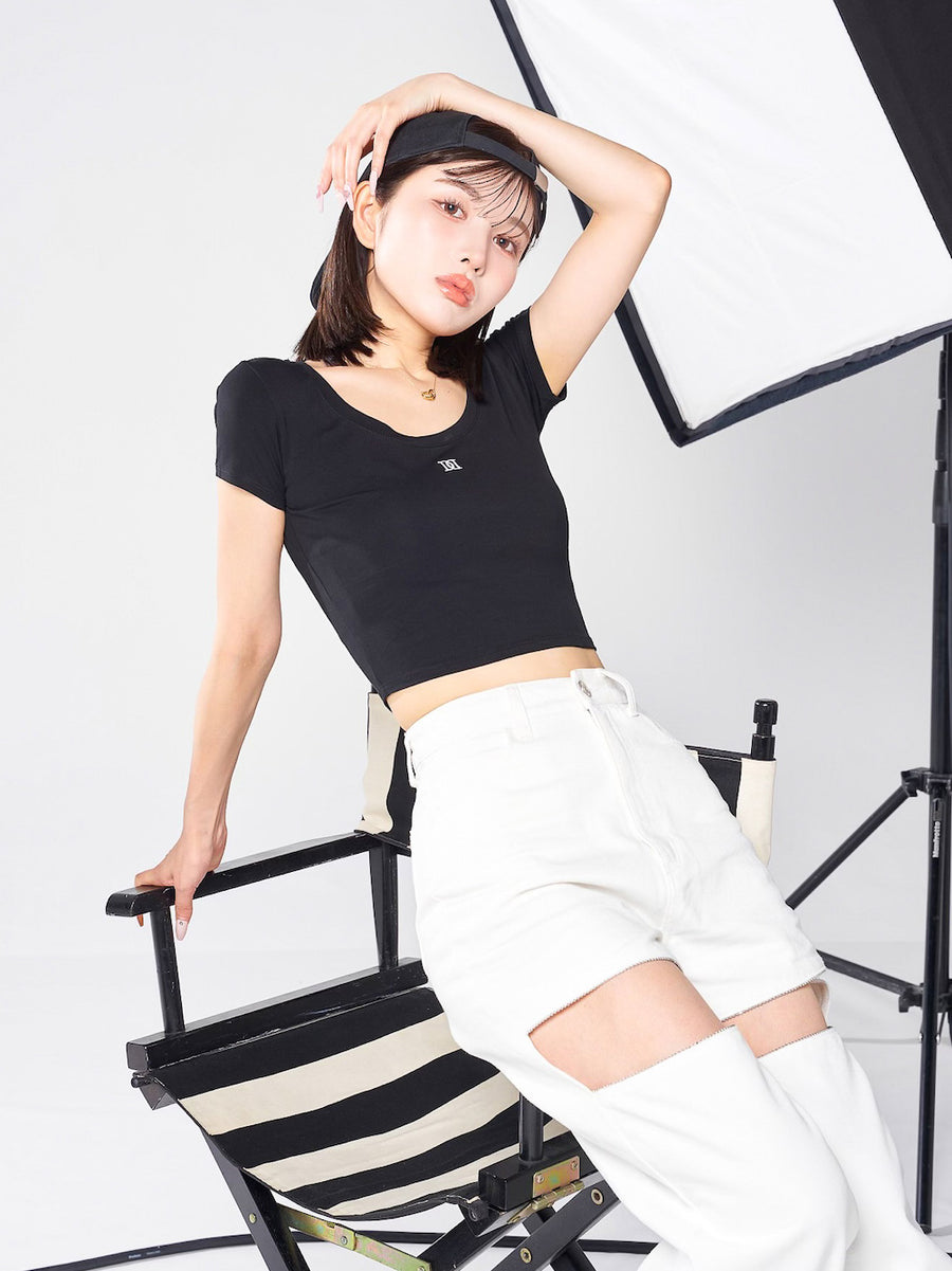 モデル:160cm(着用サイズ:FREE 着用カラー:BLK)