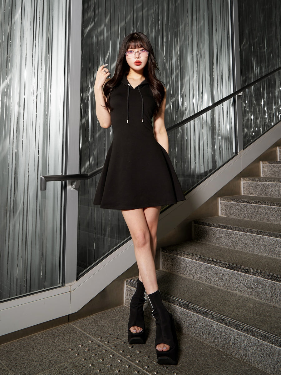 モデル:160cm(着用サイズ:FREE 着用カラー:BLK)