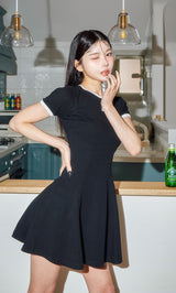 モデル:160cm(着用サイズ:FREE 着用カラー:BLK)