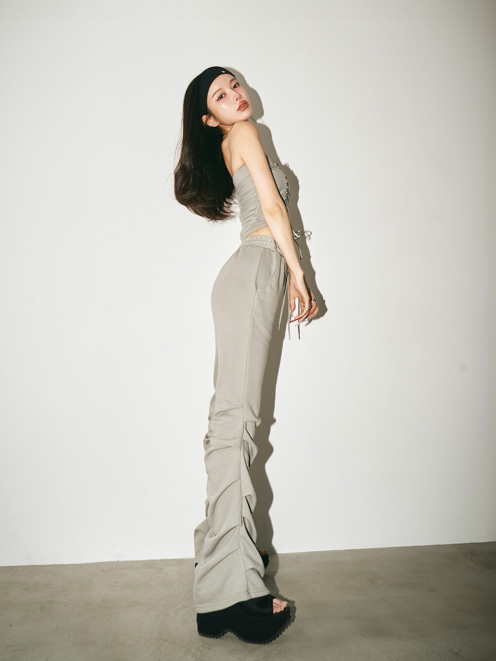 モデル:160cm(着用サイズ:FREE 着用カラー:GRY)
