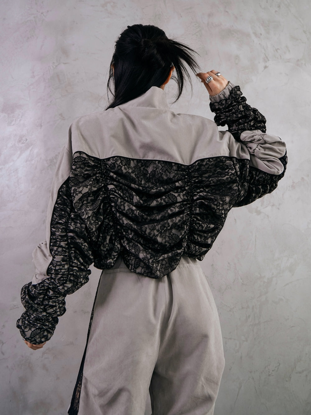モデル:160cm(着用サイズ:FREE 着用カラー:GRY)