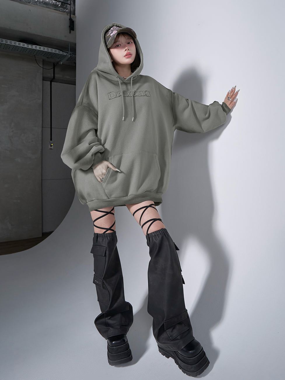 モデル:160cm(着用サイズ:FREE 着用カラー:KHA)