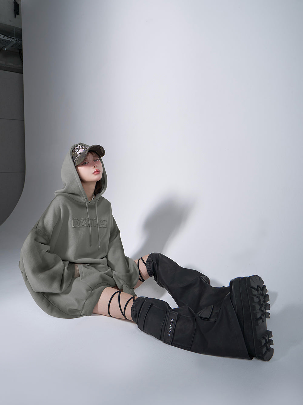 モデル:160cm(着用サイズ:FREE 着用カラー:KHA)