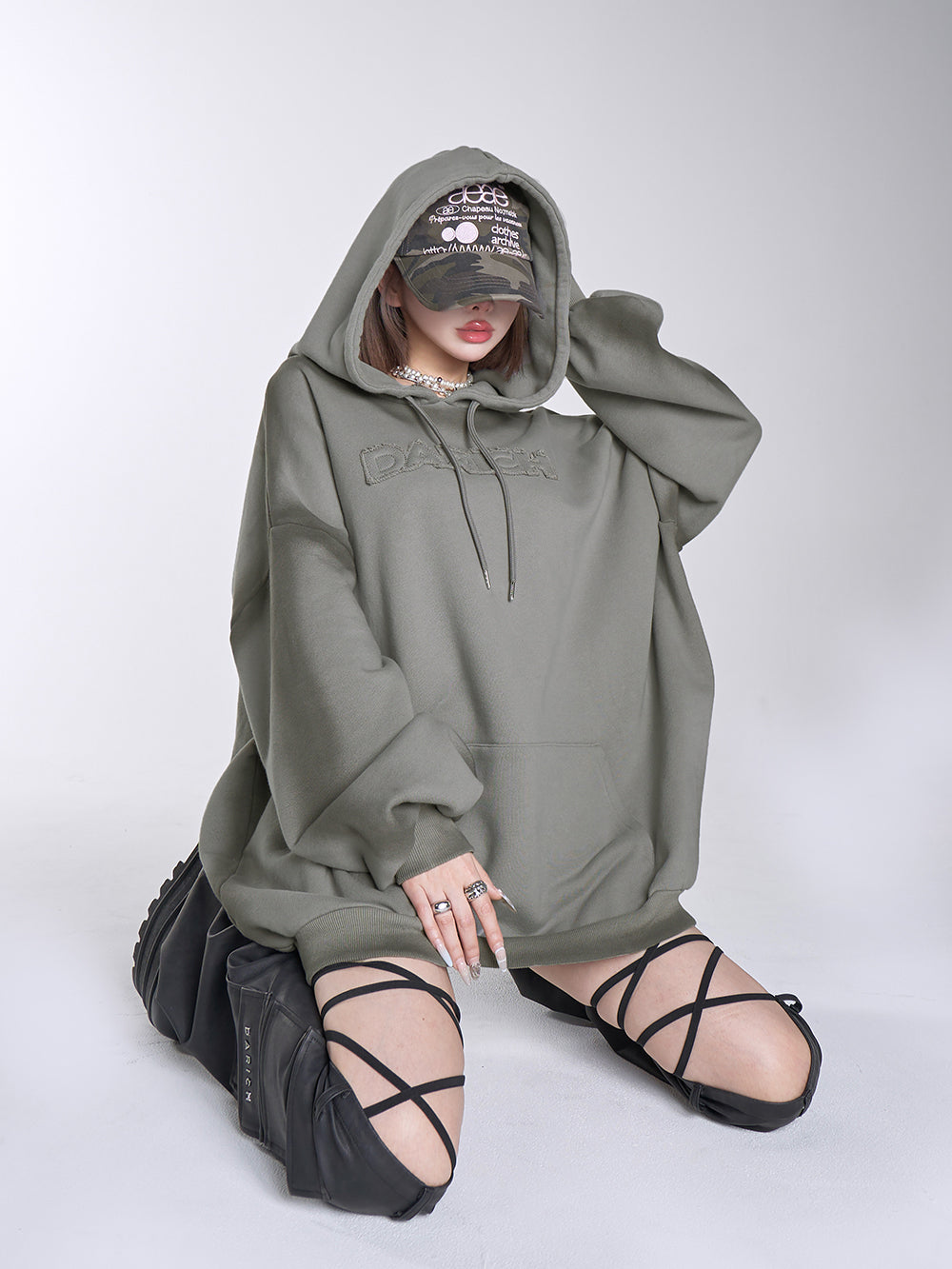 モデル:160cm(着用サイズ:FREE 着用カラー:KHA)