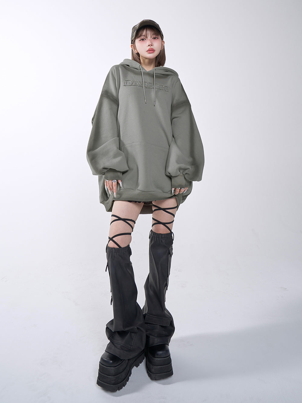 モデル:160cm(着用サイズ:FREE 着用カラー:KHA)