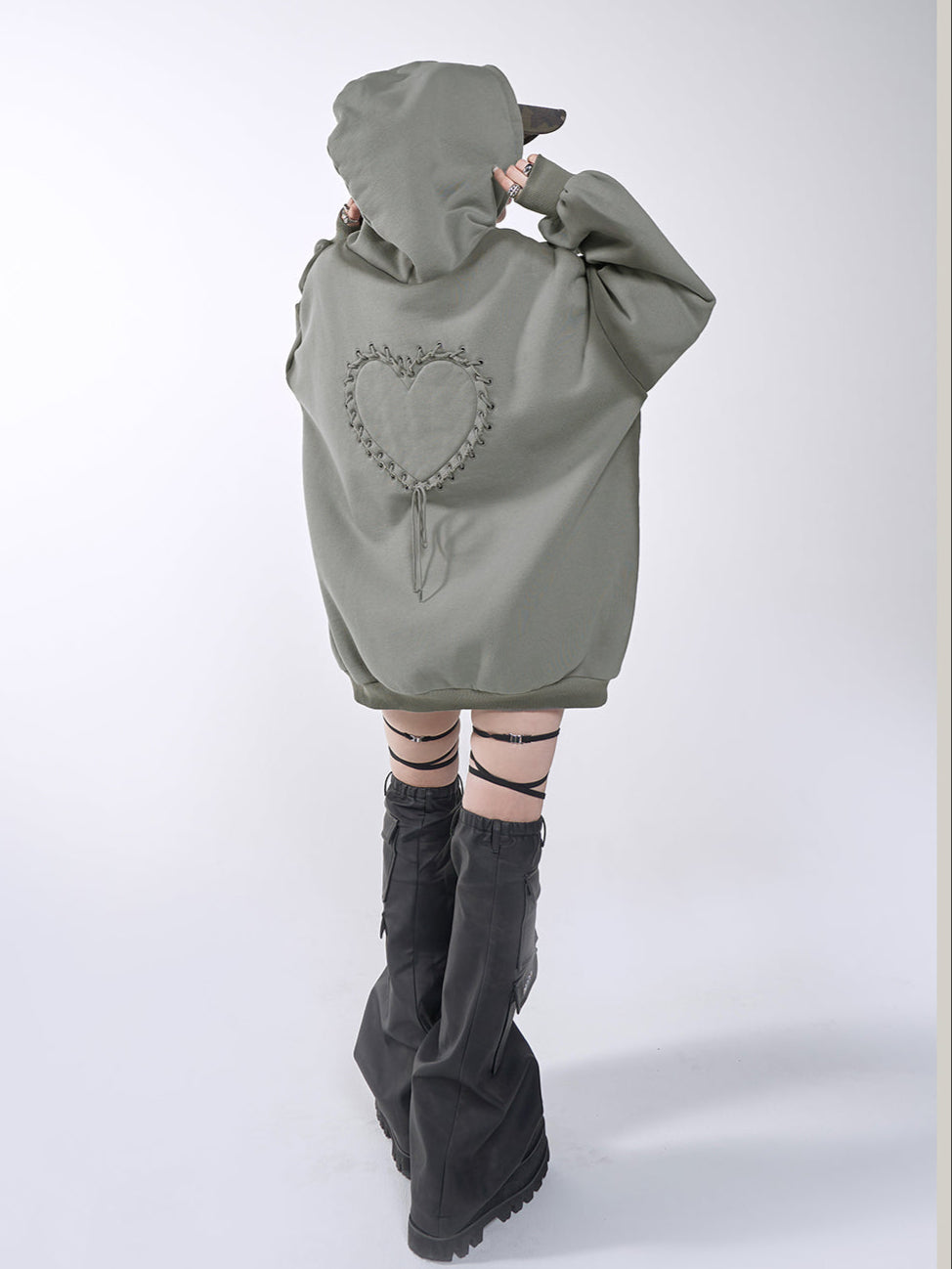 モデル:160cm(着用サイズ:FREE 着用カラー:KHA)