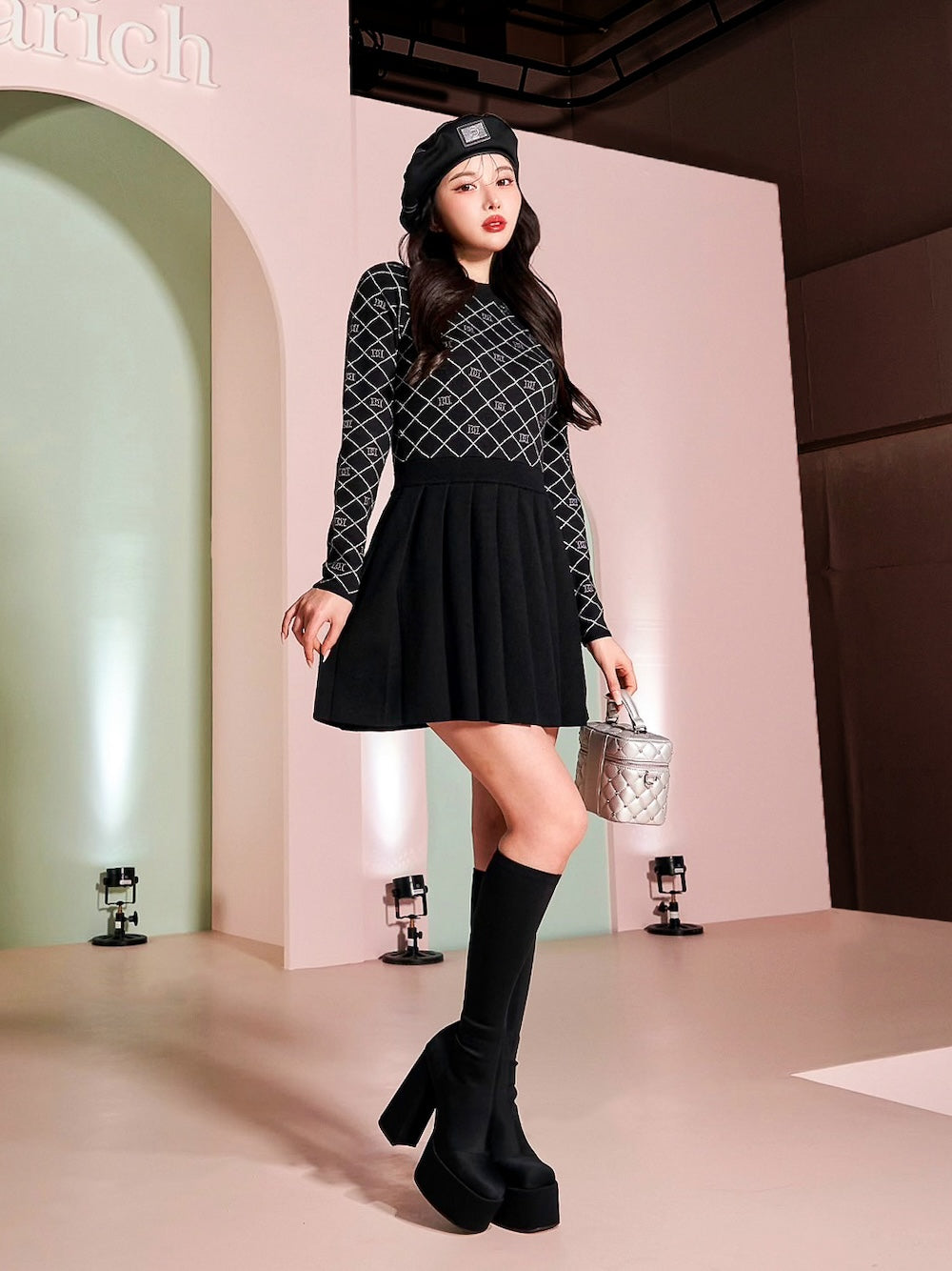 モデル:160cm(着用サイズ:FREE 着用カラー:BLK)