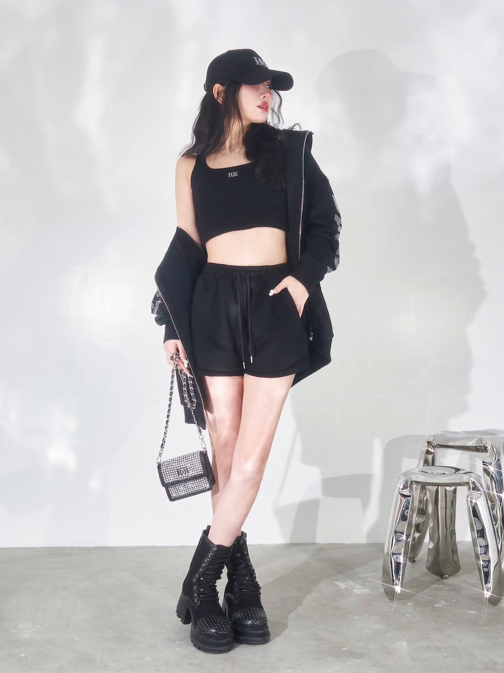 モデル:160cm(着用サイズ:FREE 着用カラー:BLK)