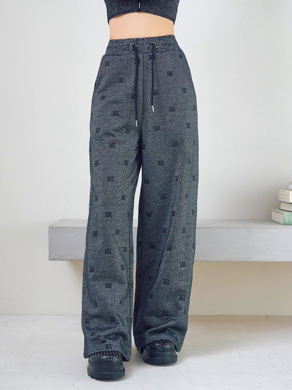 モデル:160cm(着用サイズ:FREE 着用カラー:BLK)