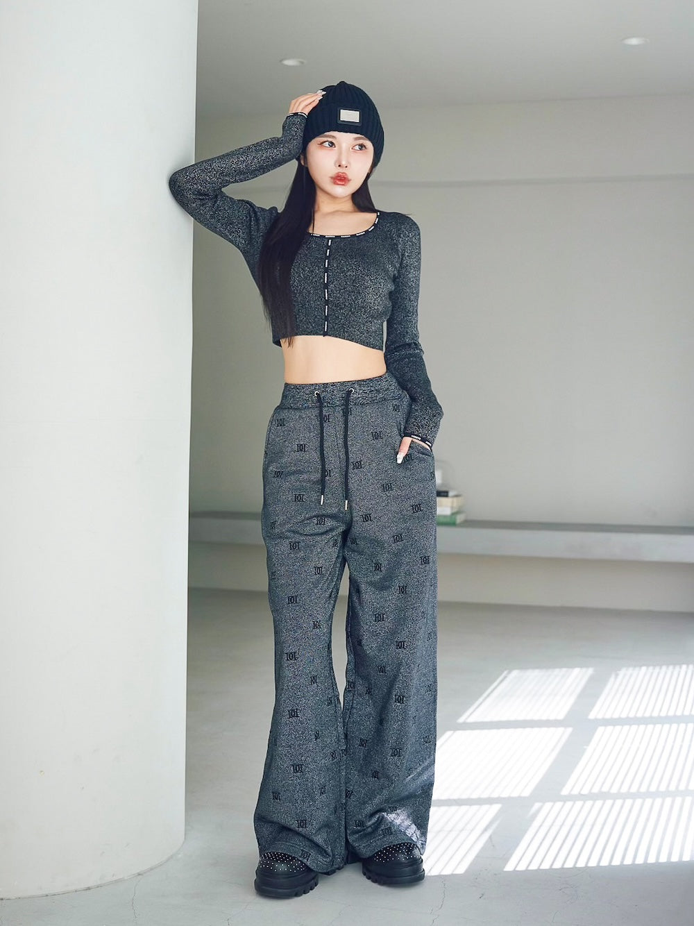 モデル:160cm(着用サイズ:FREE 着用カラー:BLK)