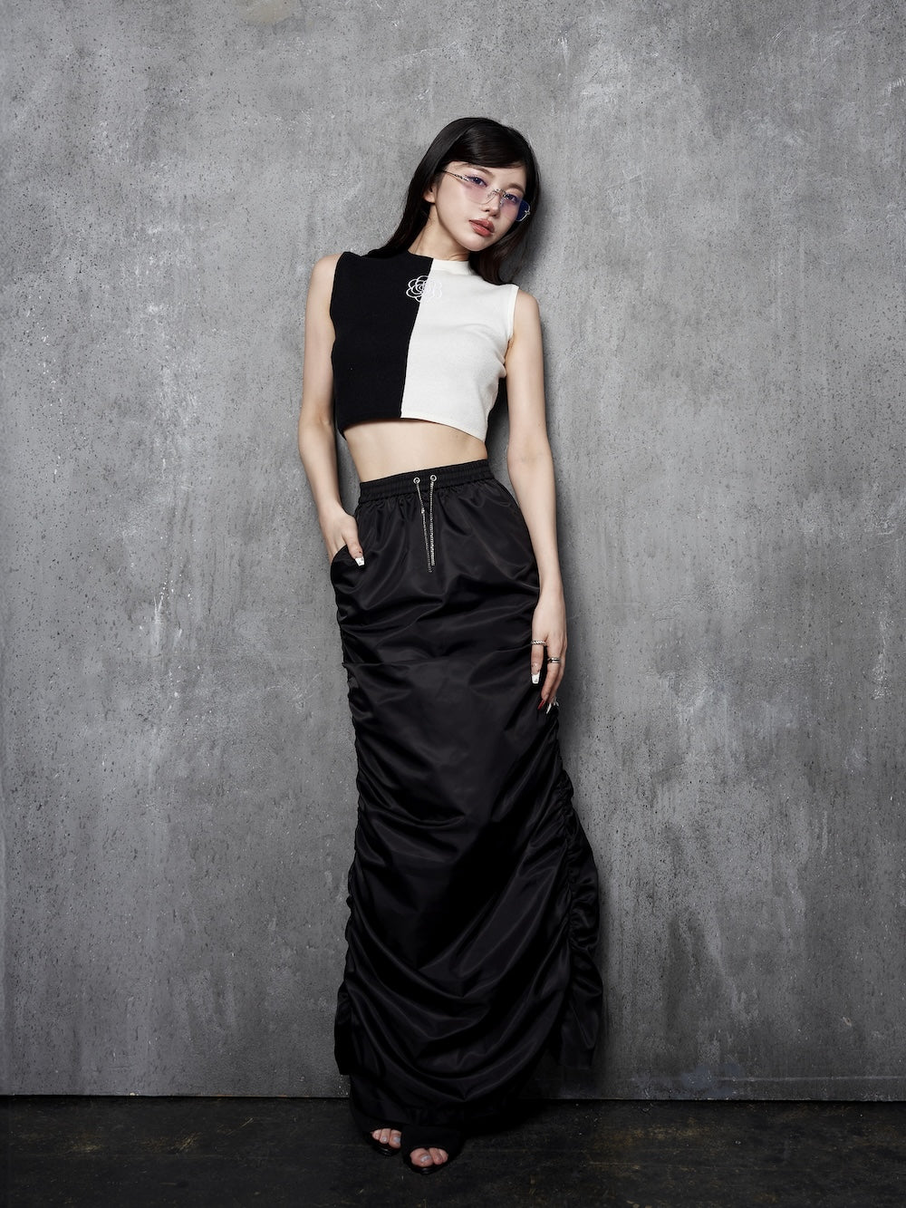 モデル:160cm(着用サイズ:FREE 着用カラー:BLK)