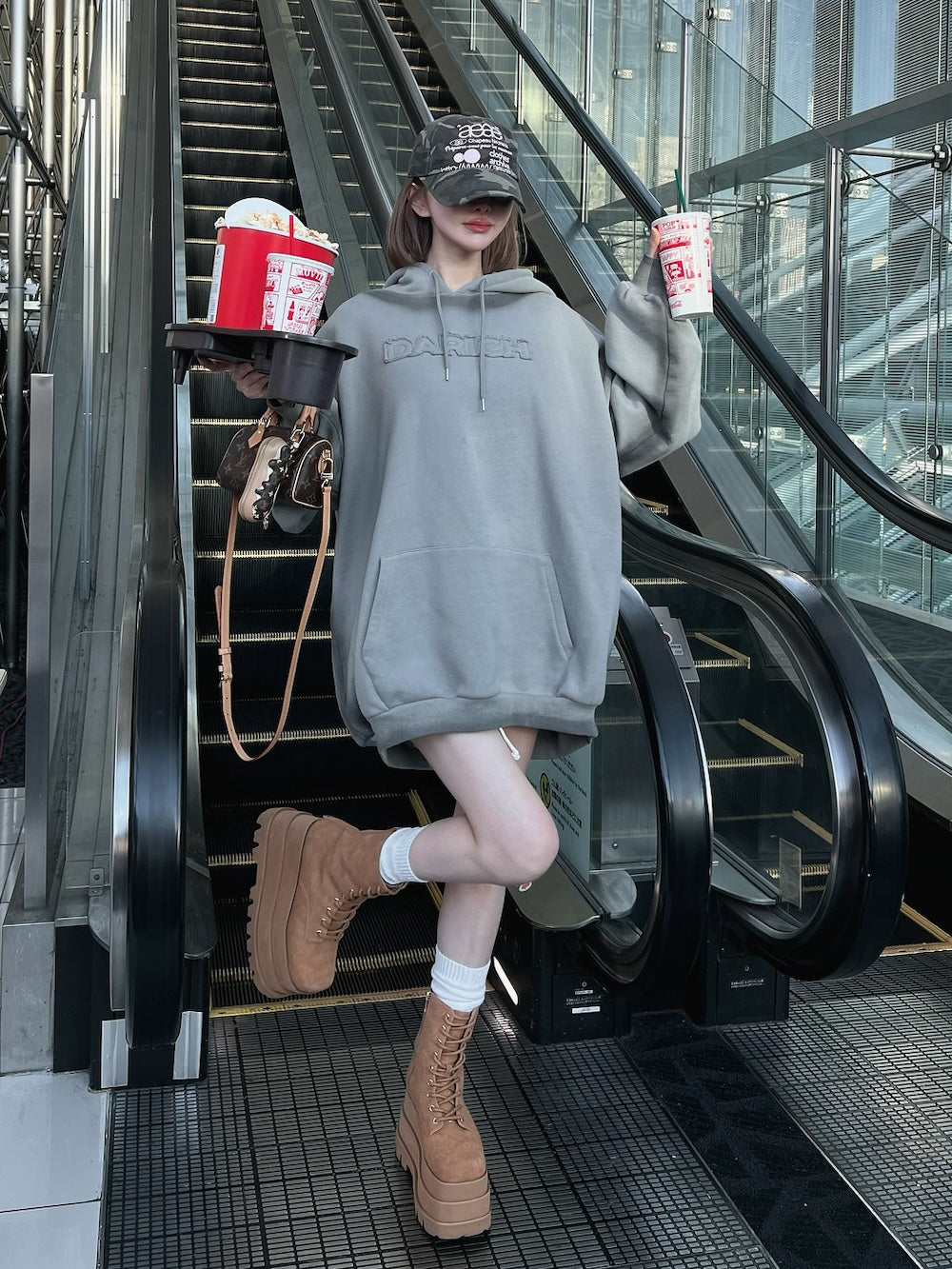 モデル:160cm(着用サイズ:FREE 着用カラー:KHA)