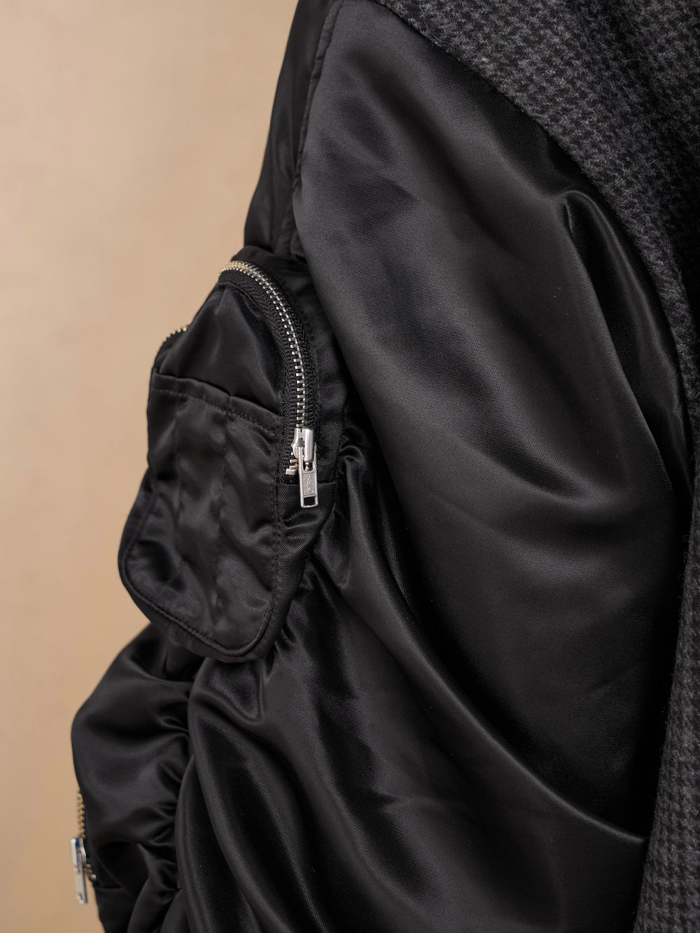 モデル:158cm(着用サイズ:FREE 着用カラー:BLK)