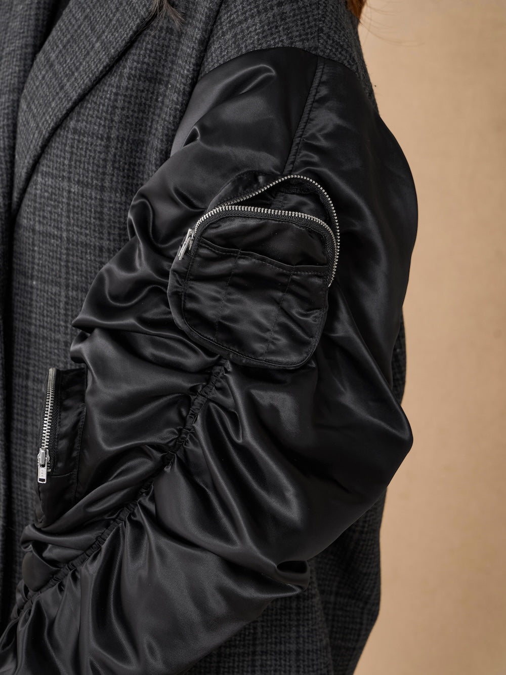 モデル:158cm(着用サイズ:FREE 着用カラー:BLK)