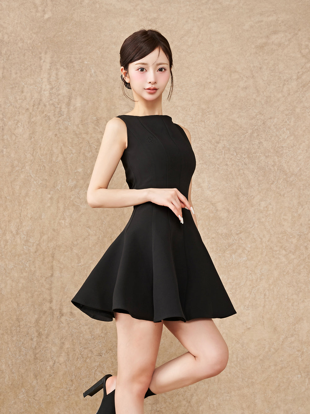 モデル:158cm(着用サイズ:FREE 着用カラー:BLK)