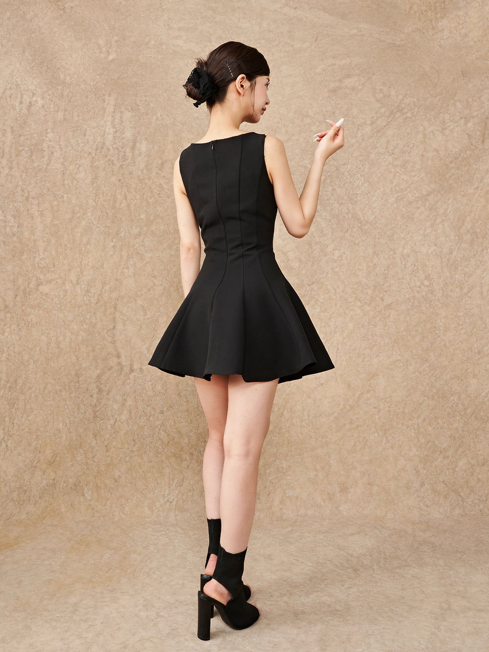 モデル:158cm(着用サイズ:FREE 着用カラー:BLK)