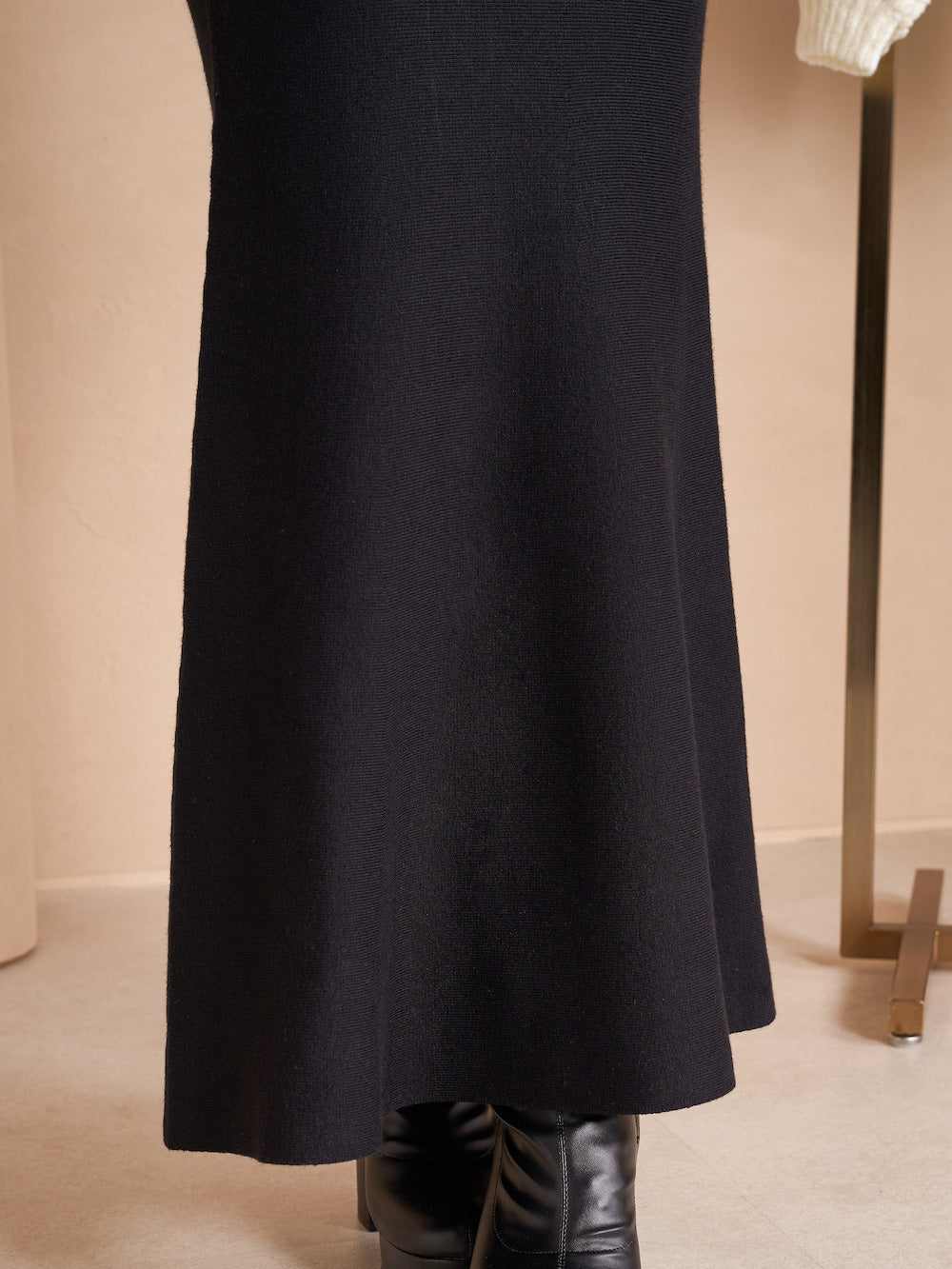 モデル:160cm(着用サイズ:FREE 着用カラー:BLK)