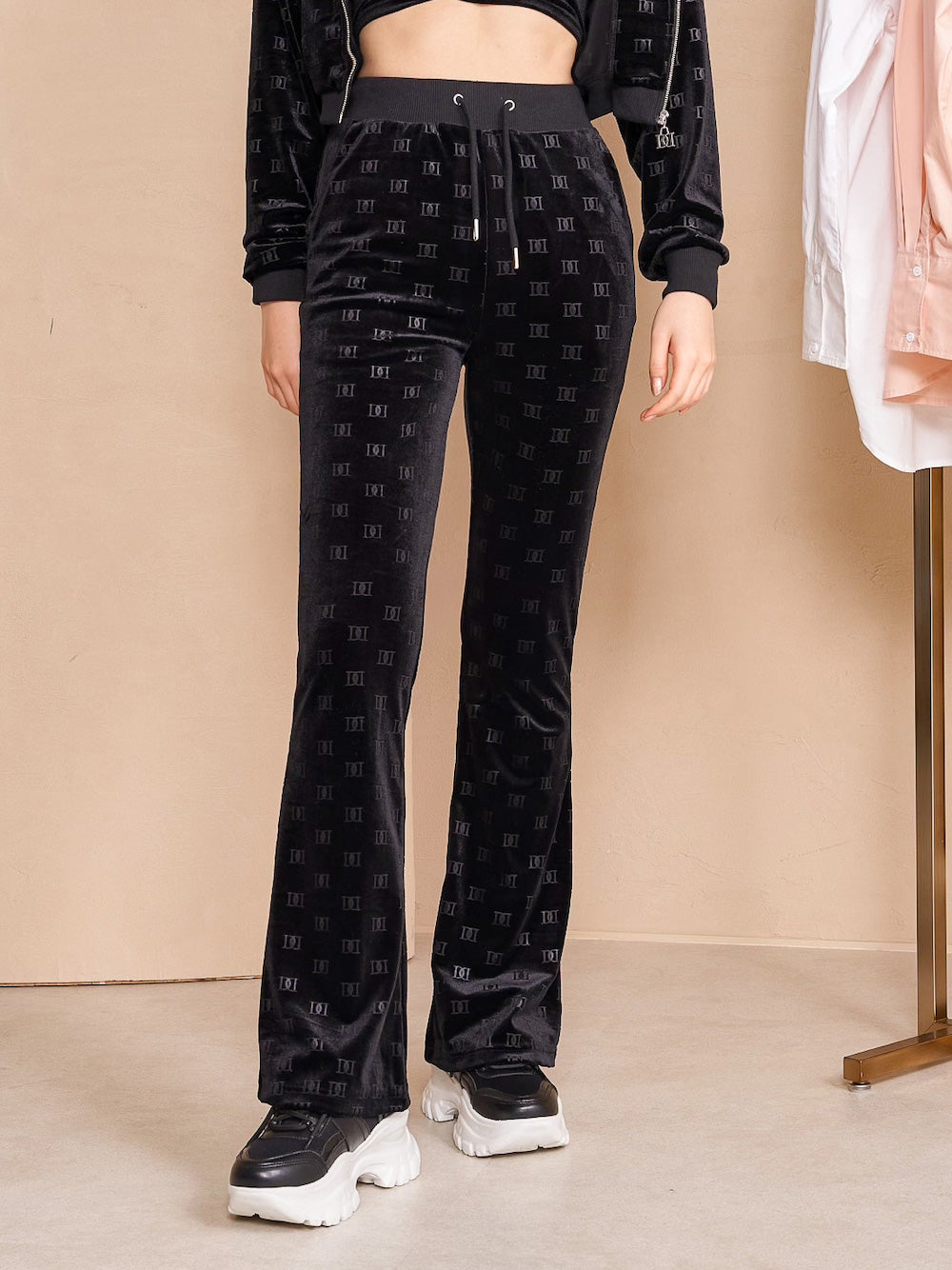 モデル:163cm(着用サイズ:FREE 着用カラー:BLK)