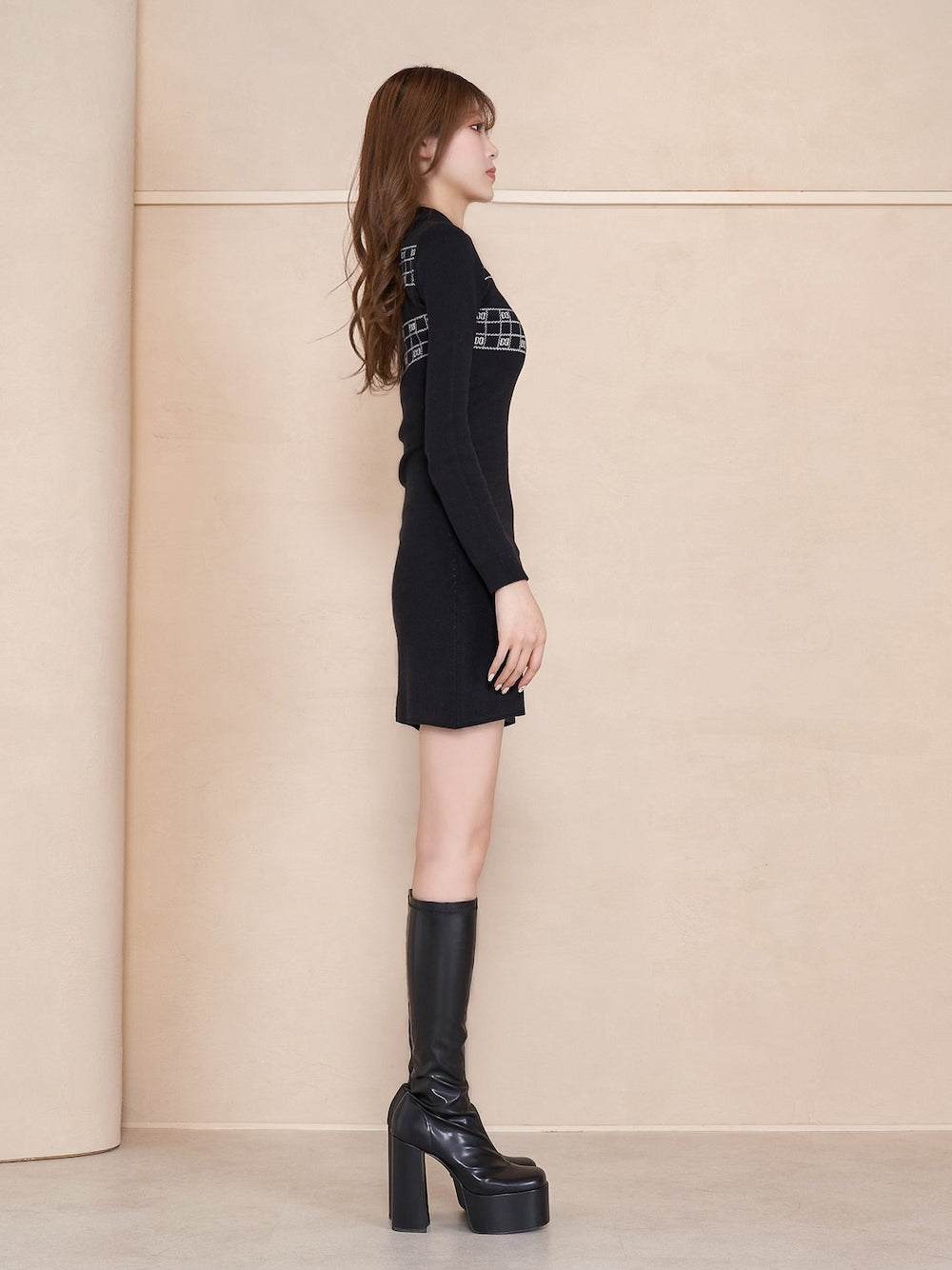 モデル:164cm(着用サイズ:FREE 着用カラー:BLK)