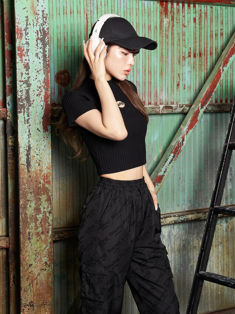 モデル:160cm(着用サイズ:FREE 着用カラー:BLK)