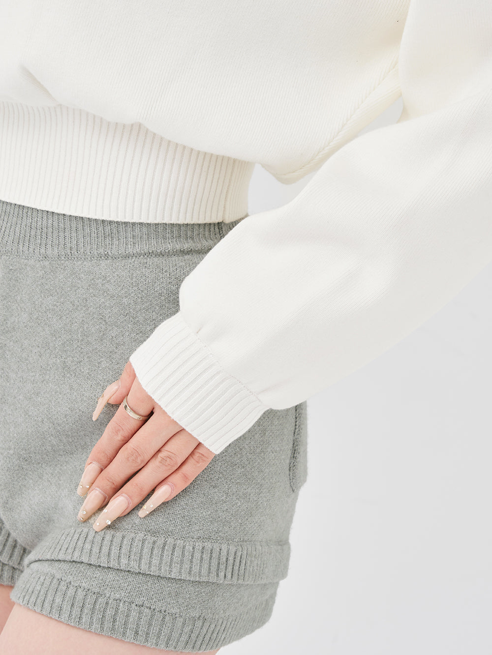 ビジューロゴパフニットトップス