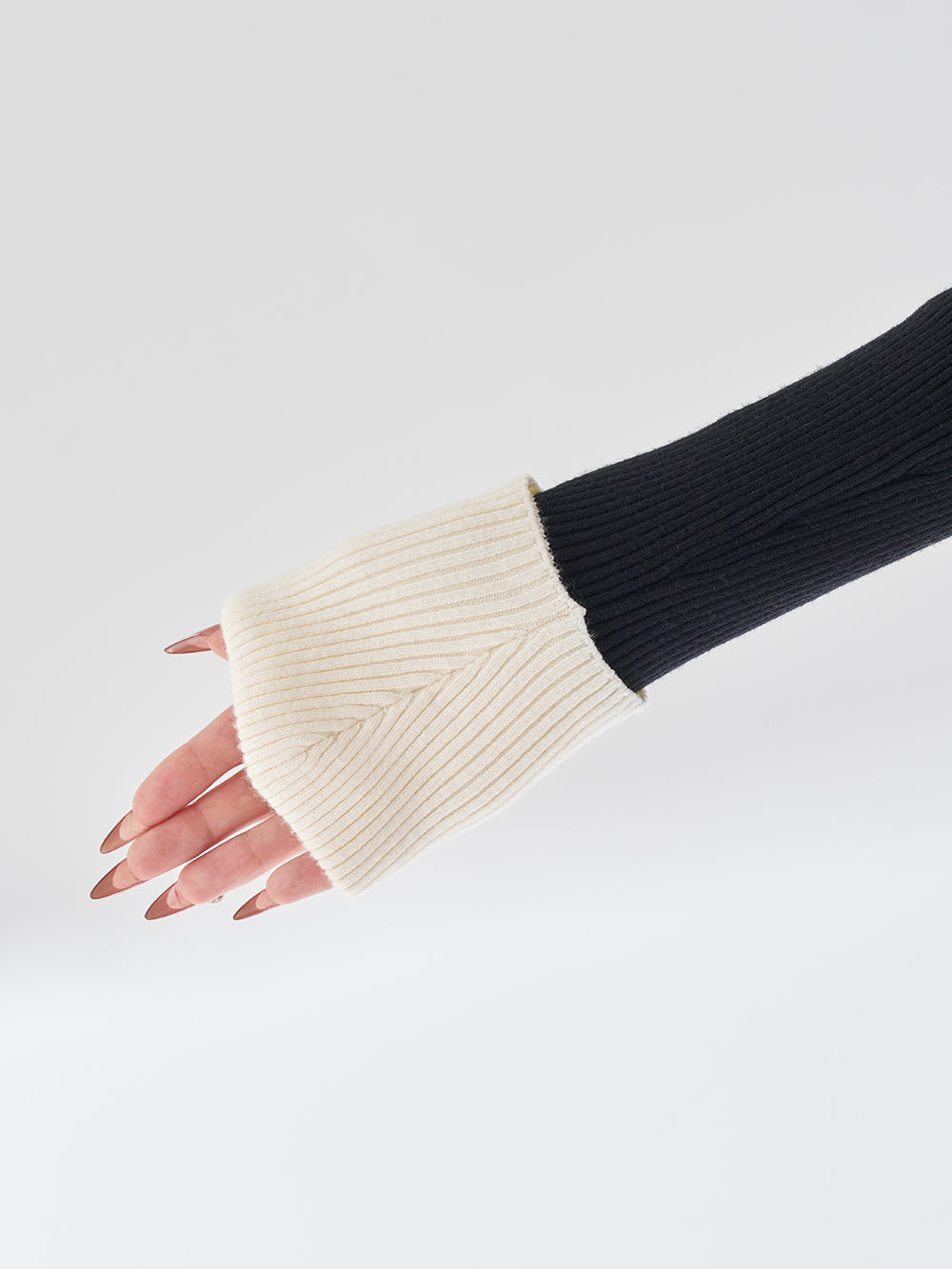 モデル：165cm（着用サイズ：FREE　着用カラー：BLK）