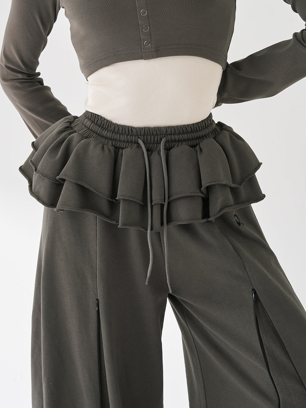 モデル：165cm（着用サイズ：FREE　着用カラー：C-GRY）