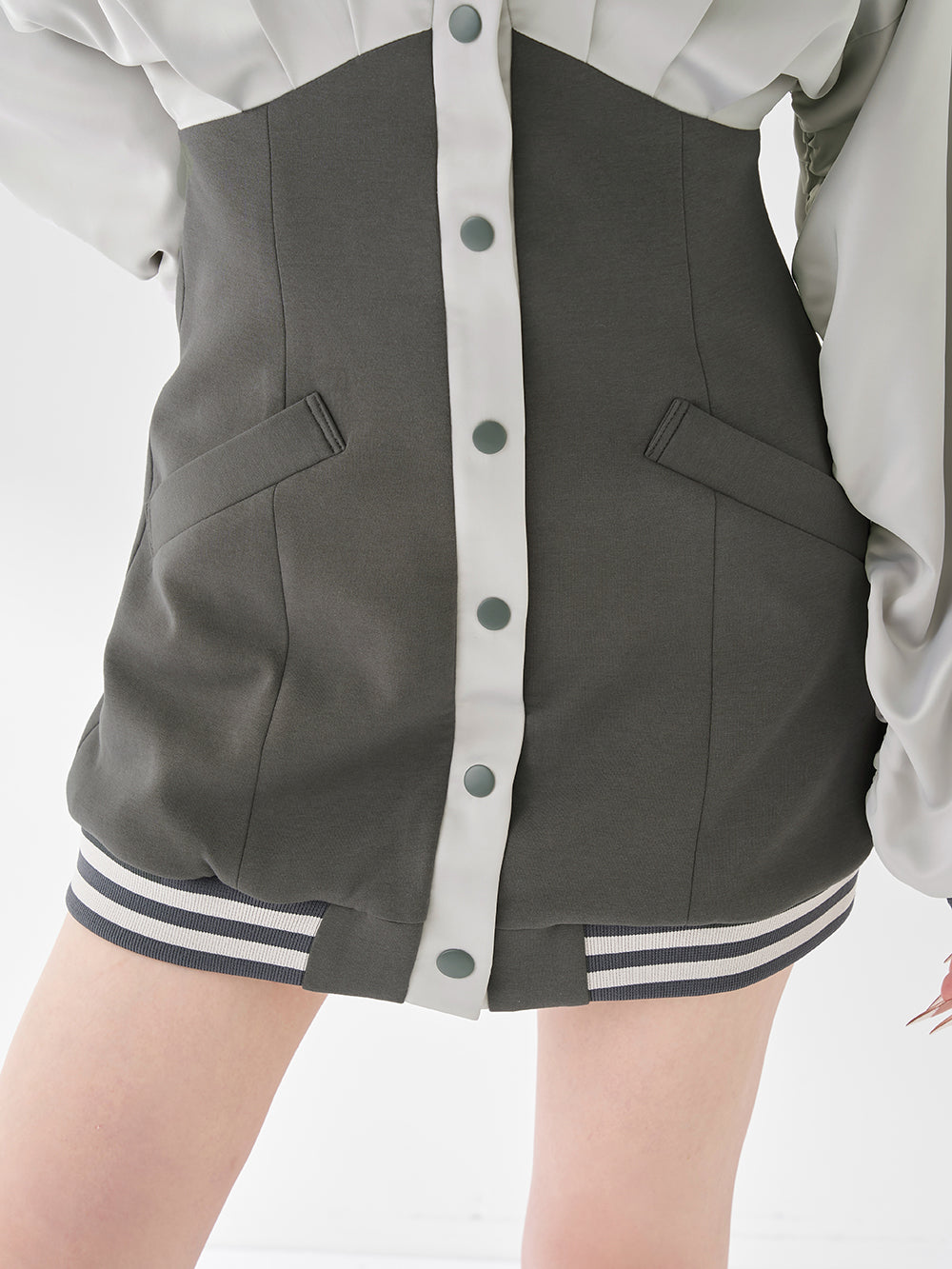 モデル：165cm（着用サイズ：FREE　着用カラー：C-GRY）