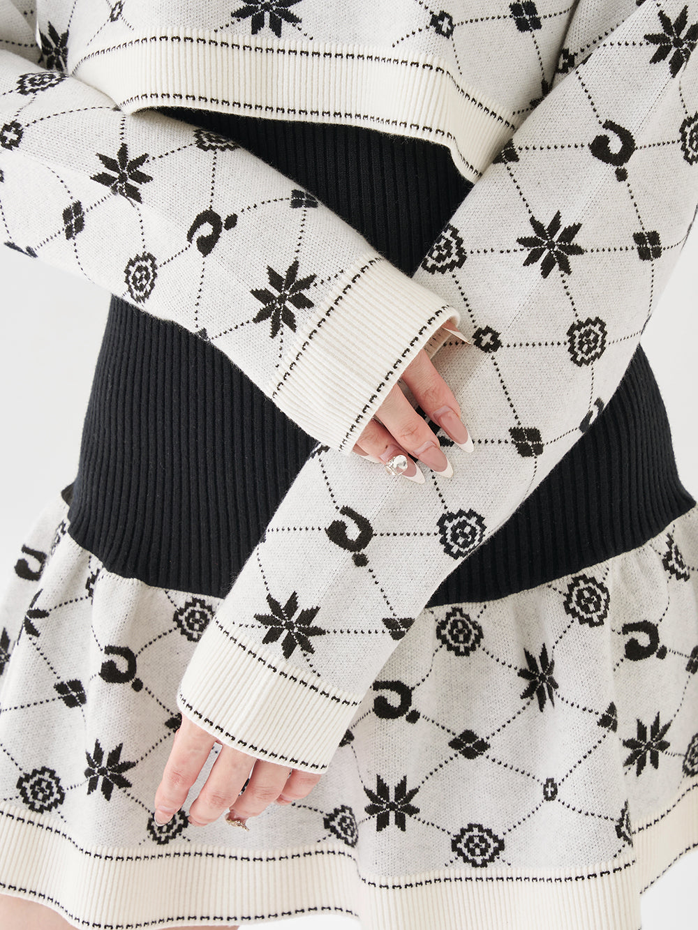 モデル：165cm（着用サイズ：FREE　着用カラー：WHT）