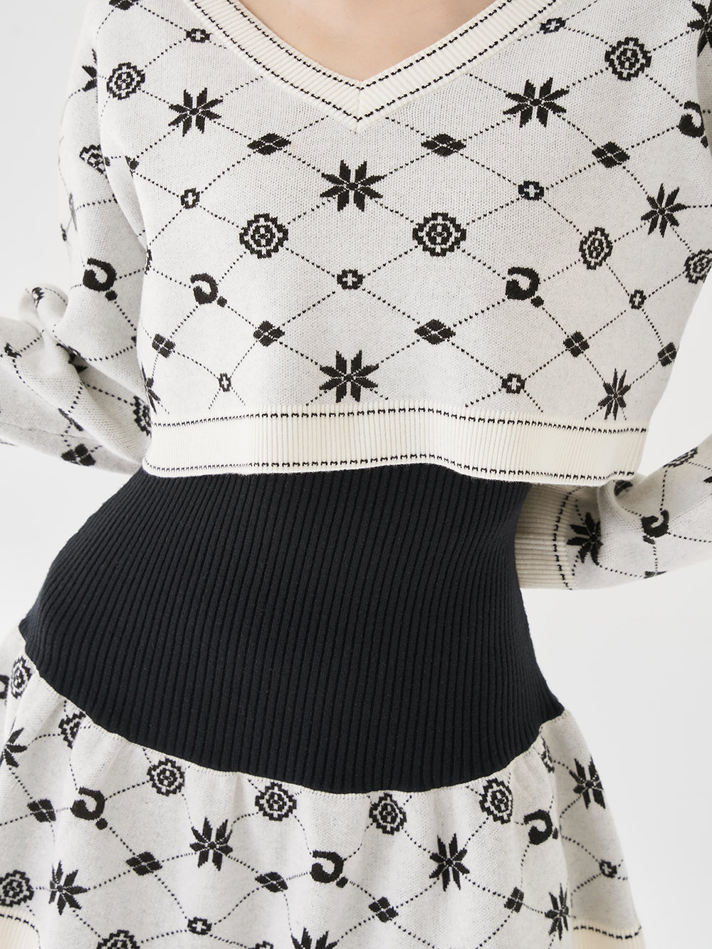 モデル：165cm（着用サイズ：FREE　着用カラー：WHT）