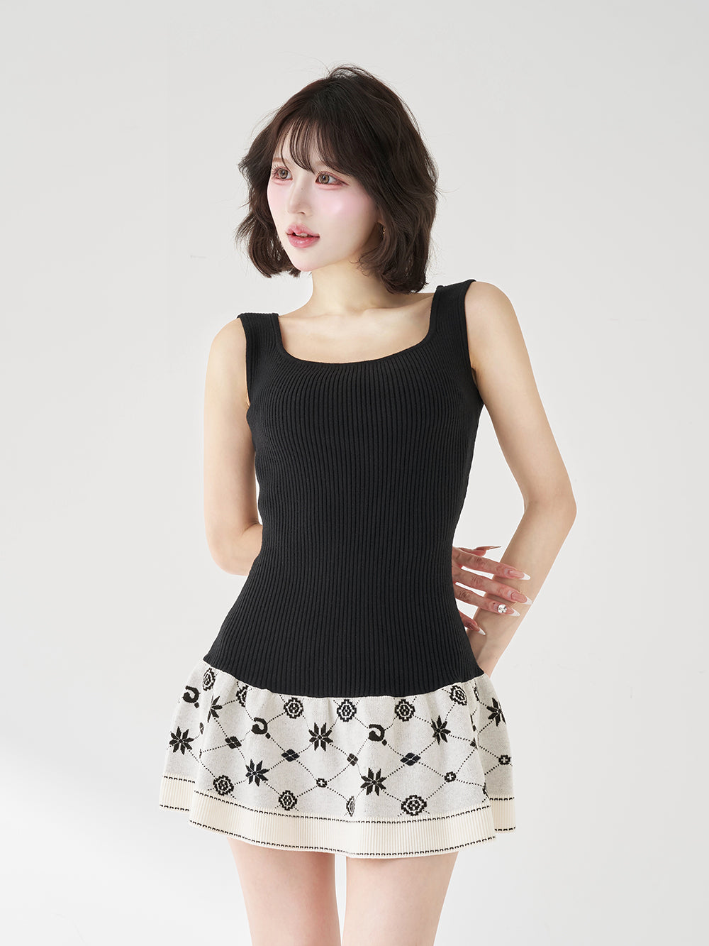 モデル：165cm（着用サイズ：FREE　着用カラー：WHT）