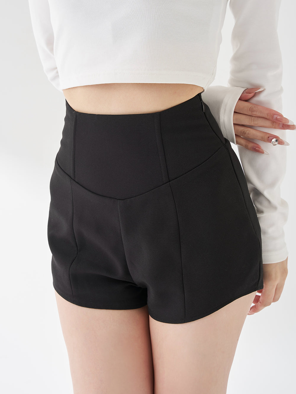 モデル：165cm（着用サイズ：FREE　着用カラー：BLK）