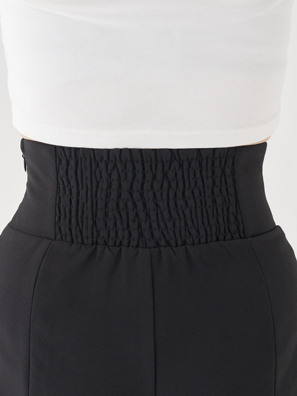 モデル：165cm（着用サイズ：FREE　着用カラー：BLK）