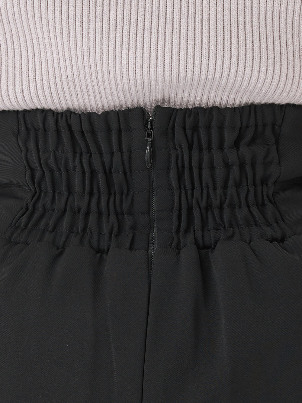 モデル：165cm（着用サイズ：FREE　着用カラー：BLK）