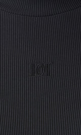 モデル：165cm（着用サイズ：FREE　着用カラー：BLK）