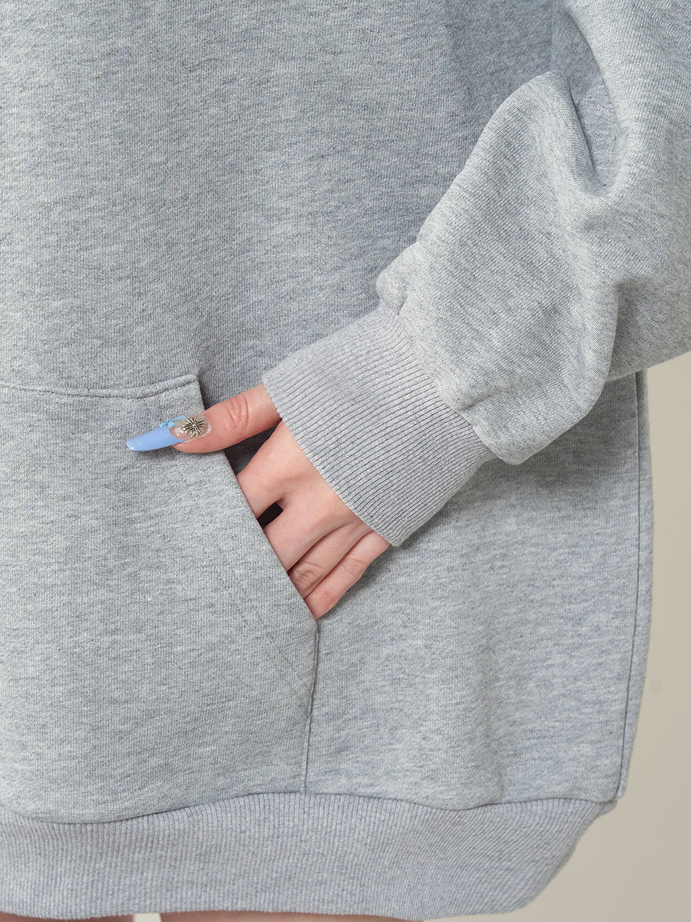 モデル：165cm（着用サイズ：FREE　着用カラー：GRY）